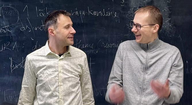 Associate Professor of History of Philosophy Roomet Jakapi (left) and Associate Professor of Theoretical Philosophy Uku Tooming (right), University of Tartu. Photo: Ruth Jürjo / University of Tartu.